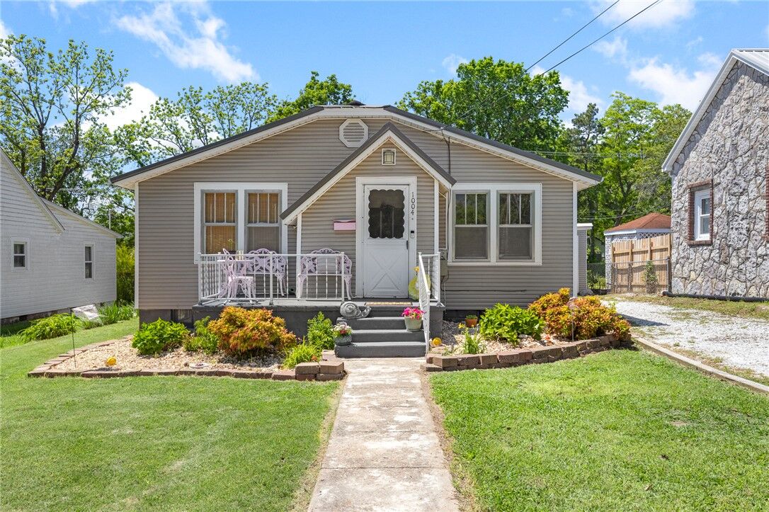 Property Photo:  1004 N Spruce Street  AR 72601 