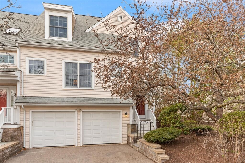 Property Photo:  72 Putnam St 72  MA 02494 