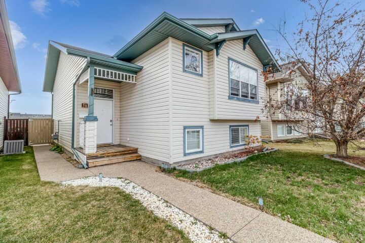 Property Photo:  36 Lanterman Close  AB T4R 3K3 