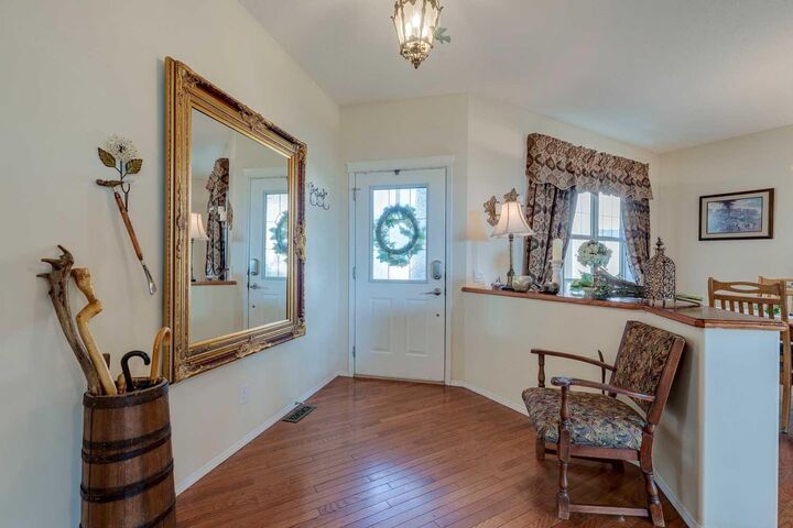 Property Photo:  40 Springbank Bay SW  AB T3H 5E4 