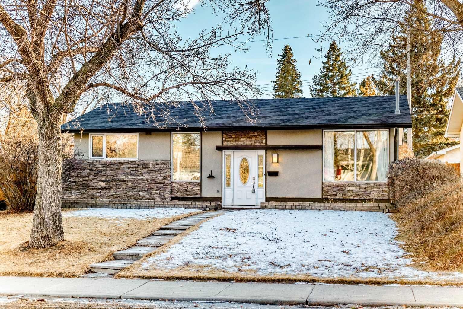 Property Photo:  2831 63 Avenue SW  AB T3E 5J6 