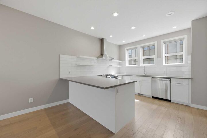 Property Photo:  4065 32 Avenue NW  AB T3B 6G6 