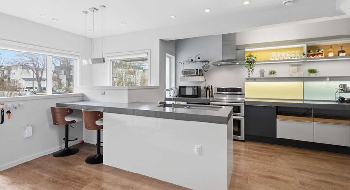 Property Photo:  158 23 Avenue NW  AB T2M 4Y8 