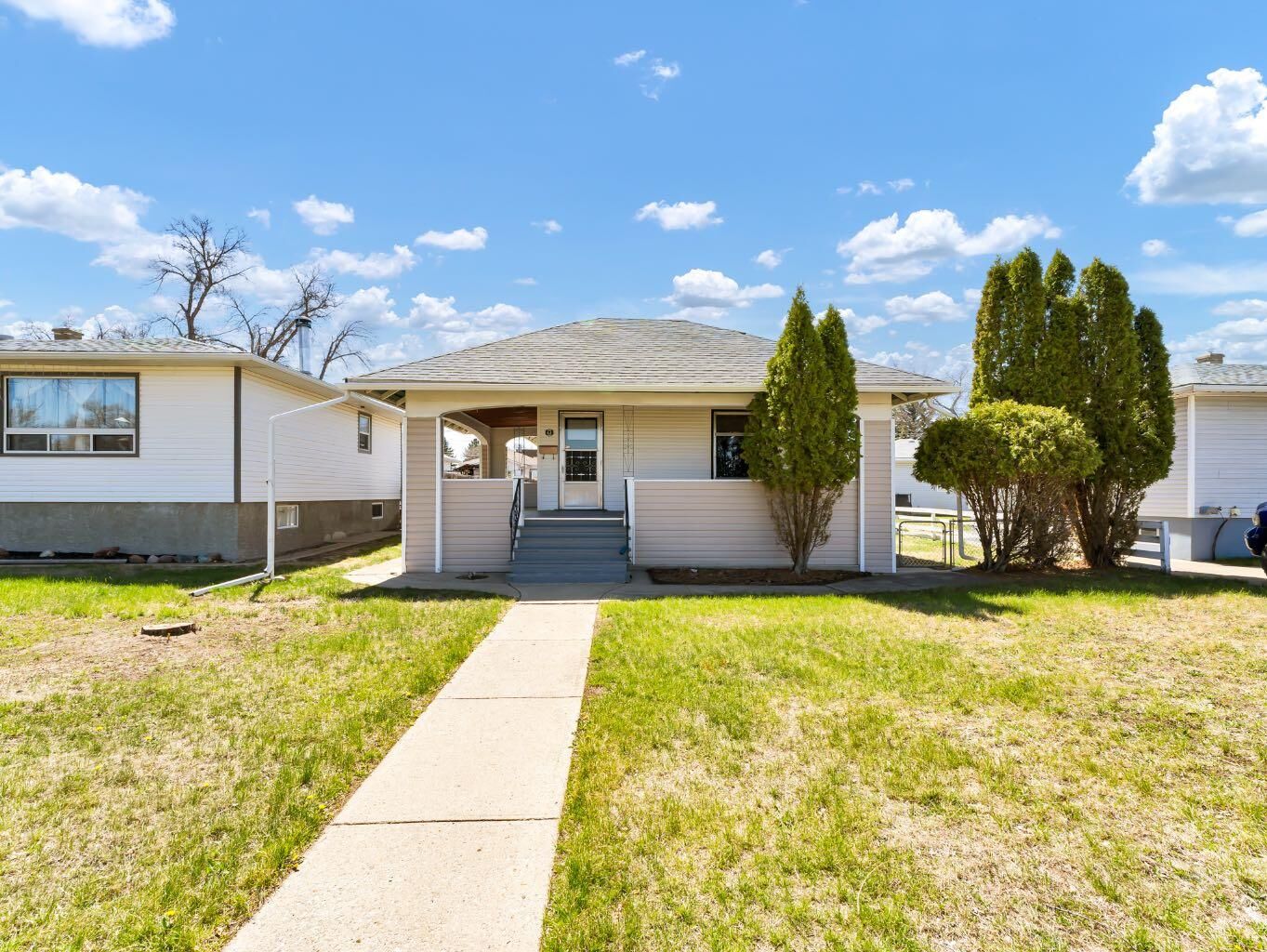 Property Photo:  43 9 Street NE  AB T1A 5R2 