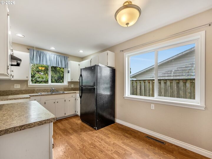 Property Photo:  1460 4th St  OR 97103 