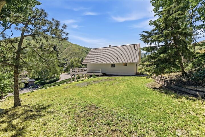 Property Photo:  410  Shady Lane  WA 98801 