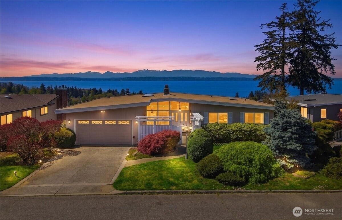 Property Photo:  911  12th Avenue N  WA 98020 