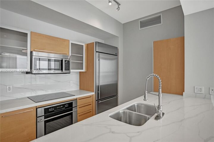 Property Photo:  950 Brickell Bay Dr 4610  FL 33131 