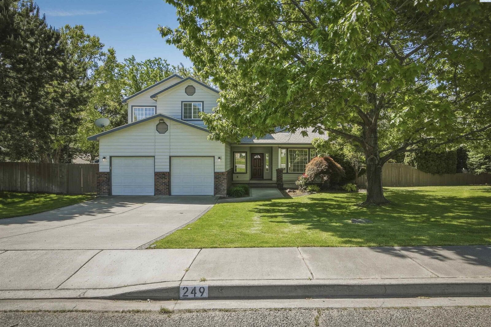 Property Photo:  249 Ashwood St  WA 99352 