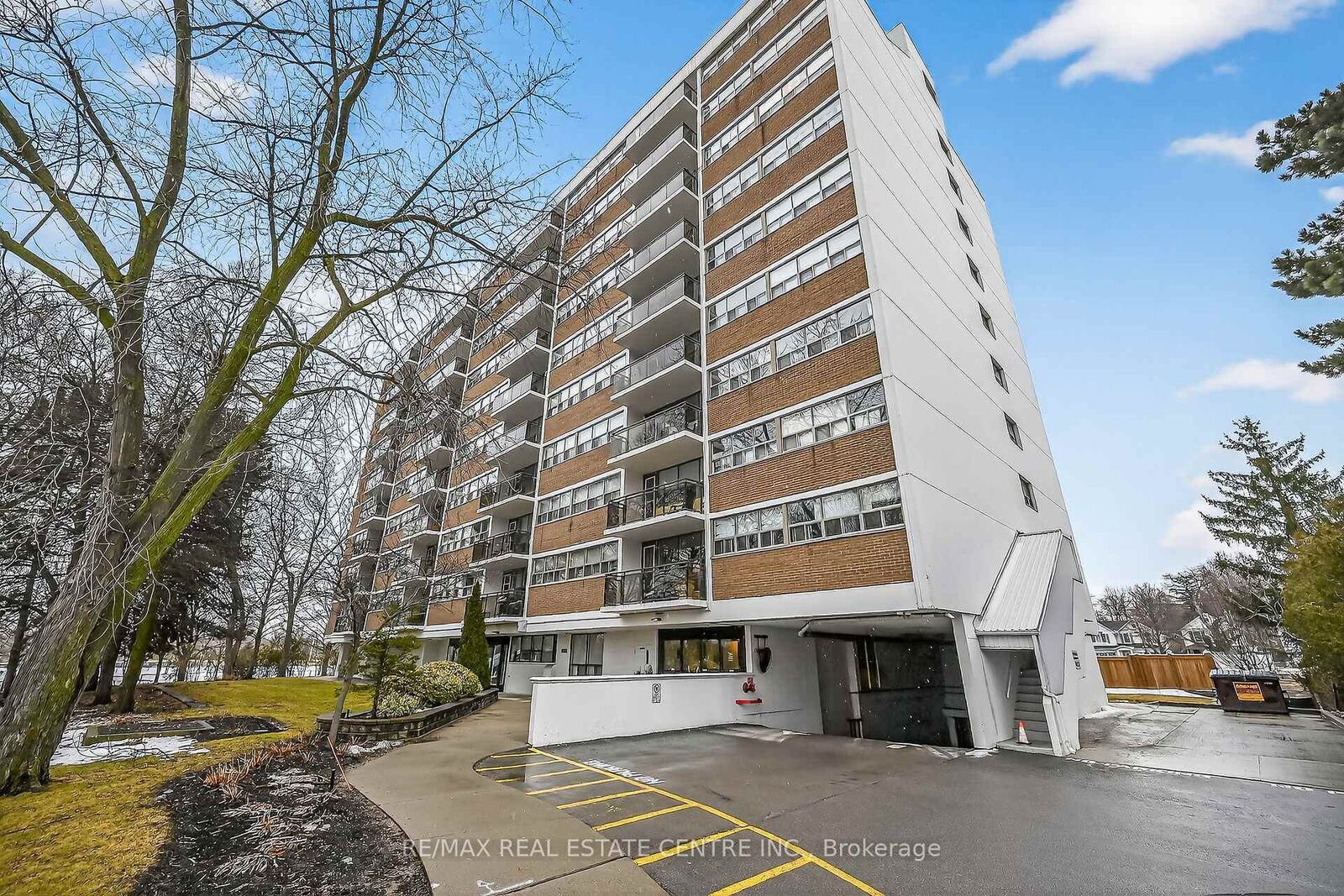 Property Photo: 212 Kerr Street 702 ON L6K 3B1