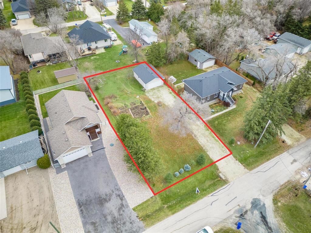 Property Photo:  19 Poplar Avenue  MB R0E 2B0 