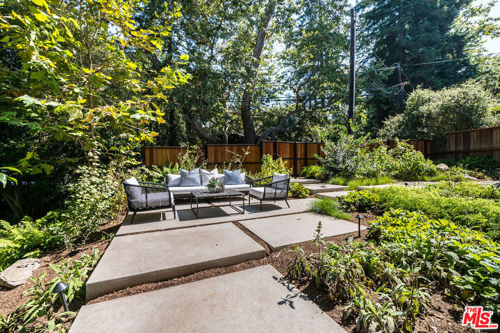 Property Photo:  689 Brooktree Rd  CA 90402 