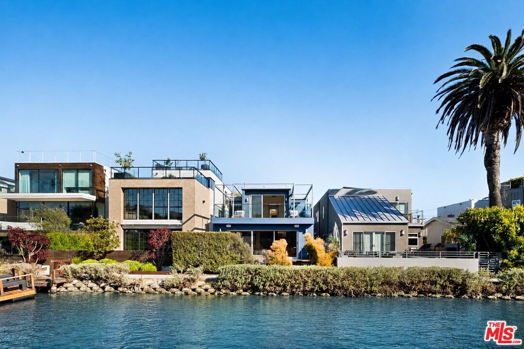 Property Photo:  230 Carroll Canal  CA 90291 