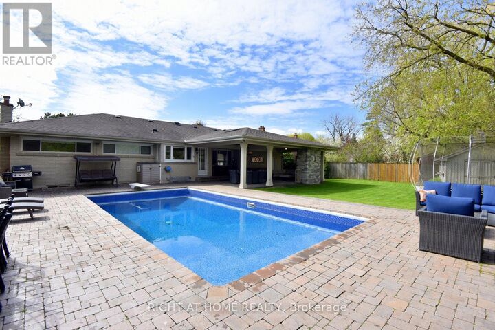 Property Photo:  724 Courtland Place  ON L7R 2M6 