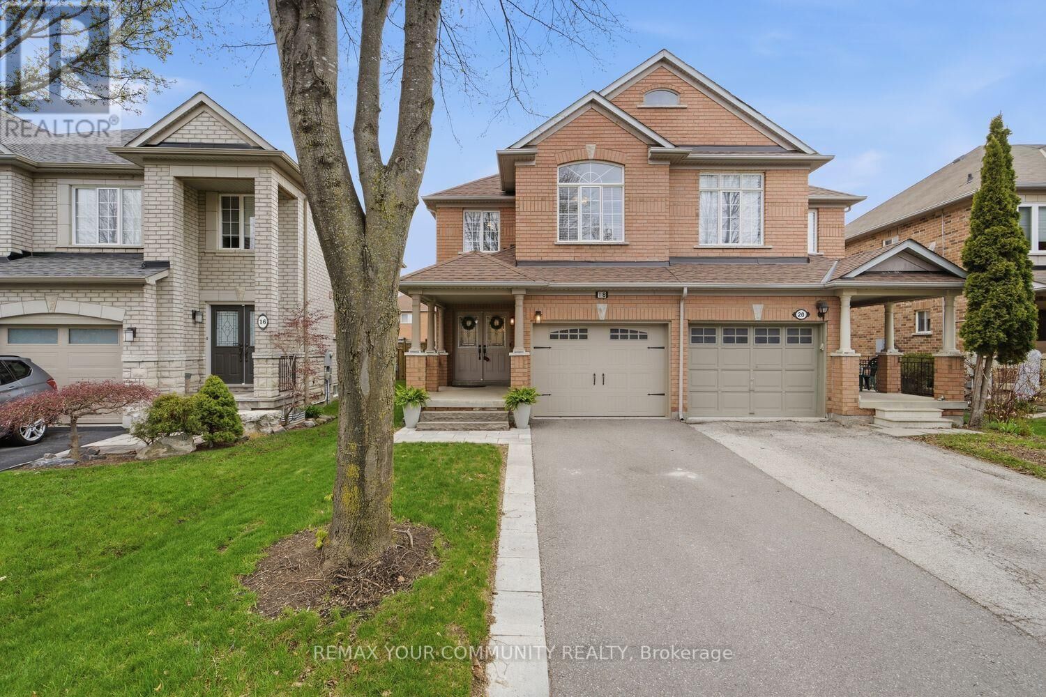 Property Photo:  18 La Neve Avenue  ON L4H 1N9 