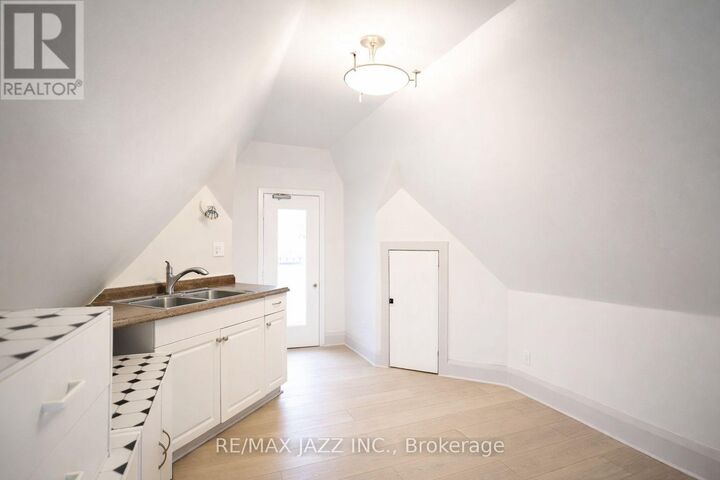 Property Photo:  118 Eastwood Road 3  ON M4L 2C9 