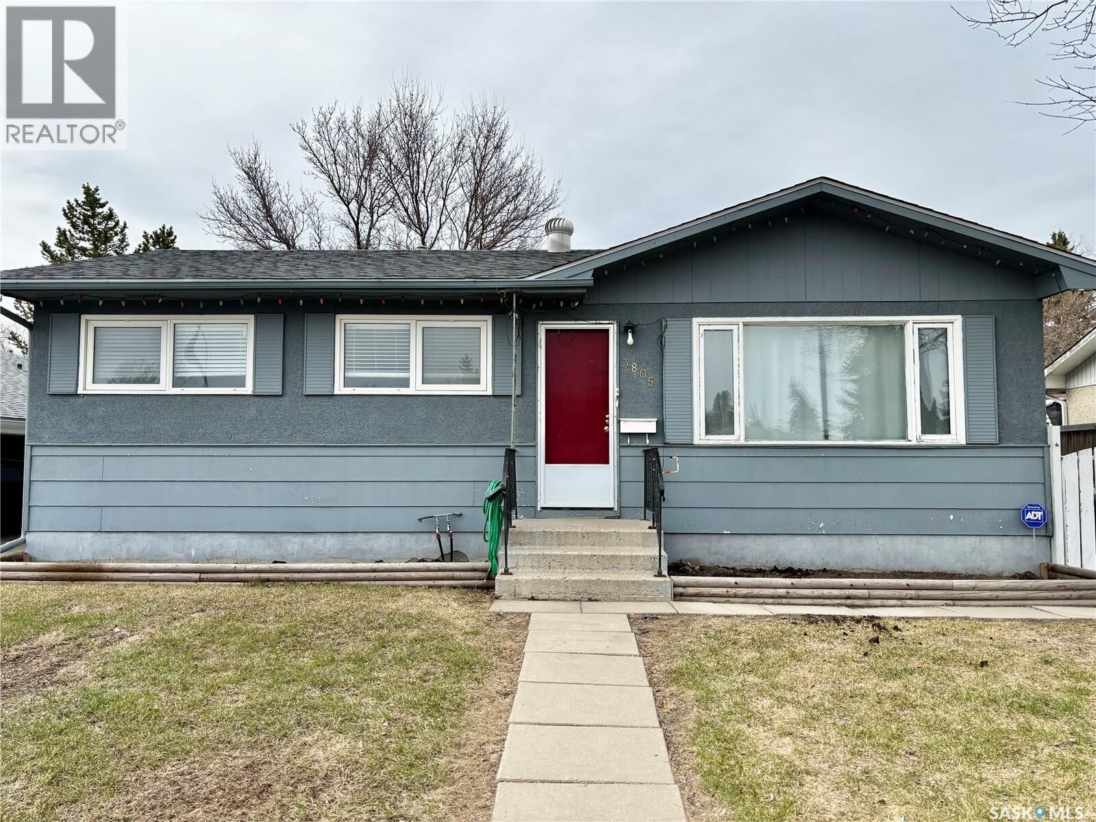 Property Photo:  3805 Diefenbaker Drive  SK S7L 5C6 
