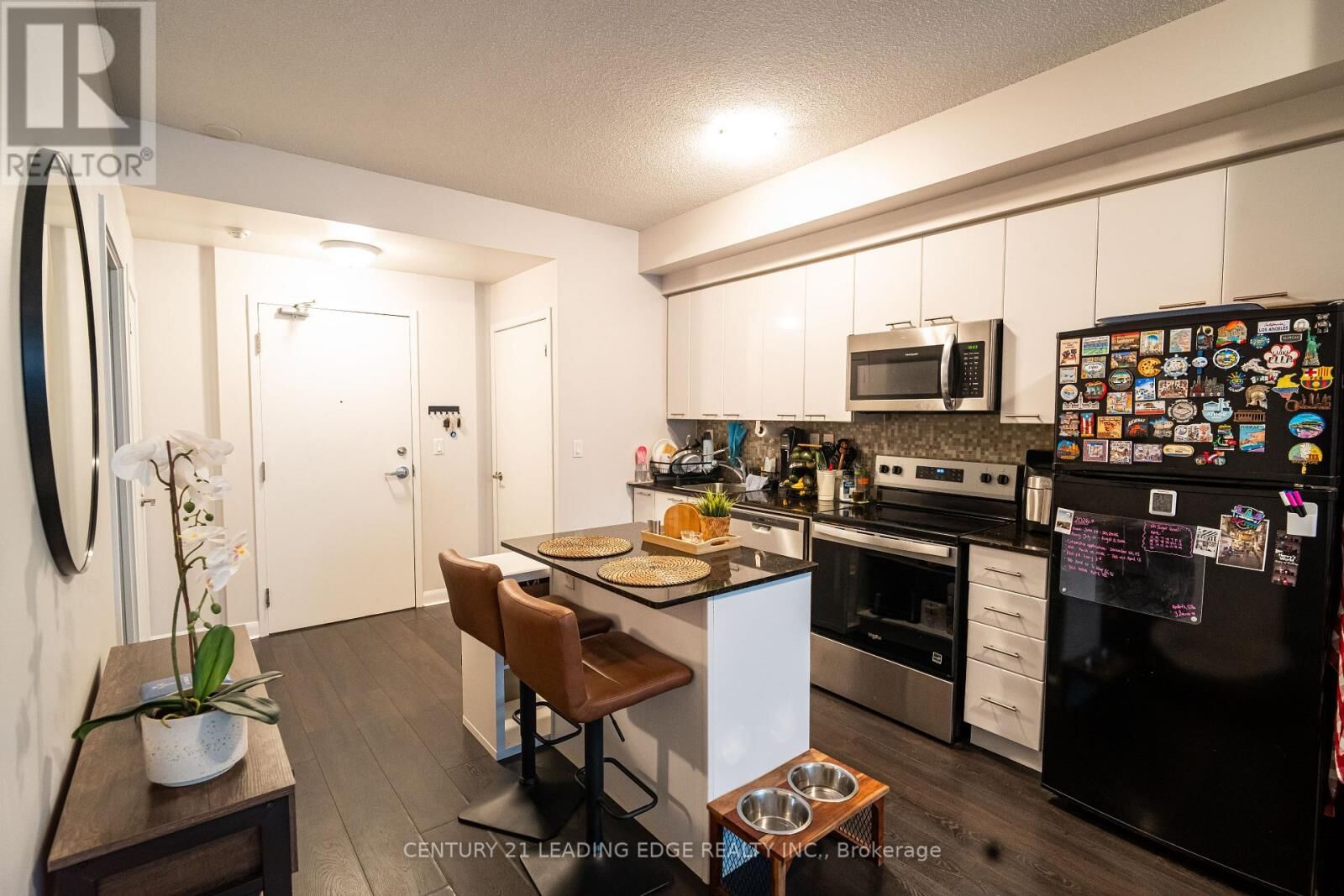 Property Photo:  15 Bruyeres Mews 517  ON M5V 0A7 
