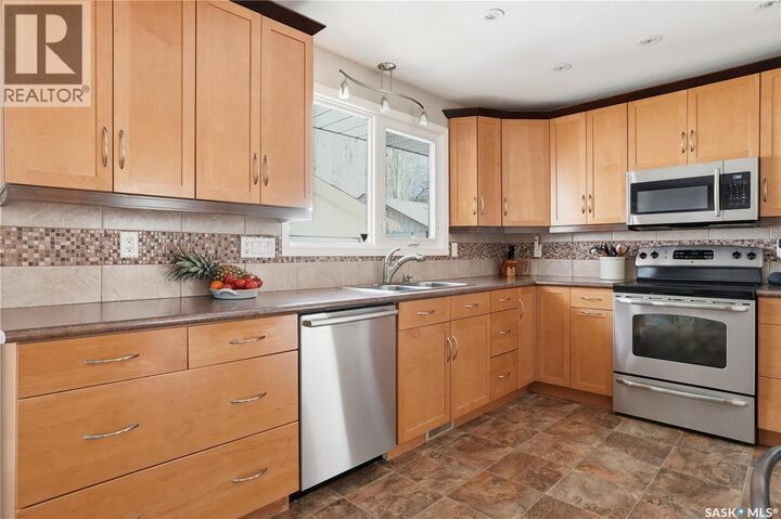 Property Photo:  11 Norwood Crescent  SK S4R 0A2 