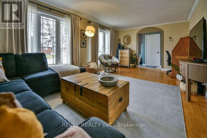 Property Photo:  827 Denise Street  ON P4N 7M5 