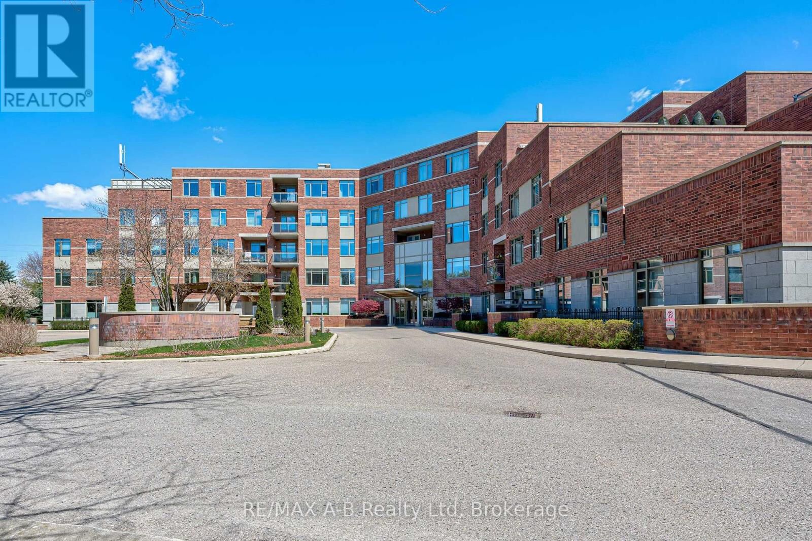 Property Photo:  400 Romeo Street North 101  ON N5A 0A2 