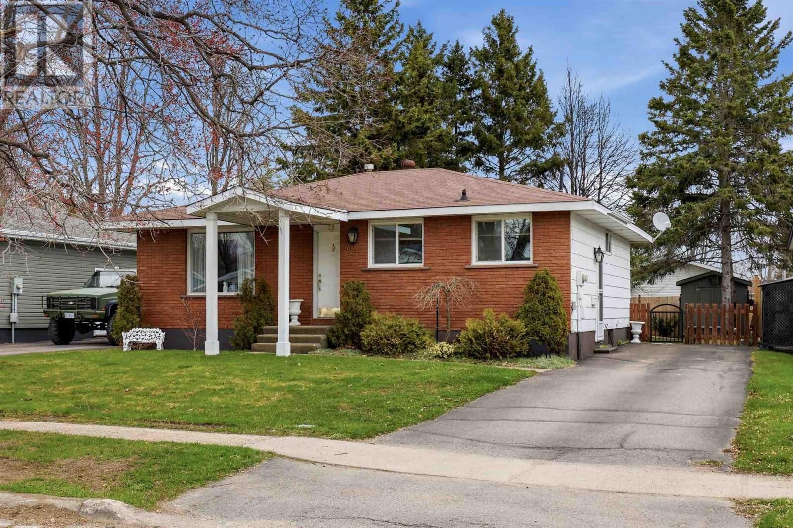 Property Photo:  28 Kerr Dr  ON P6A 5H9 