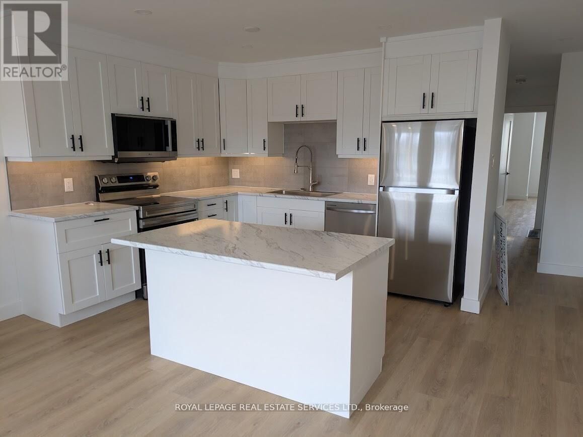 Property Photo:  272 Lakeshore Road East Upper  ON L5G 1H1 