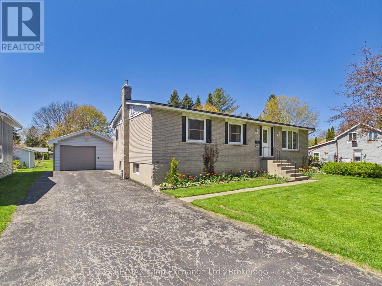 Property Photo:  400 Adelaide Street  ON N2Z 2W2 