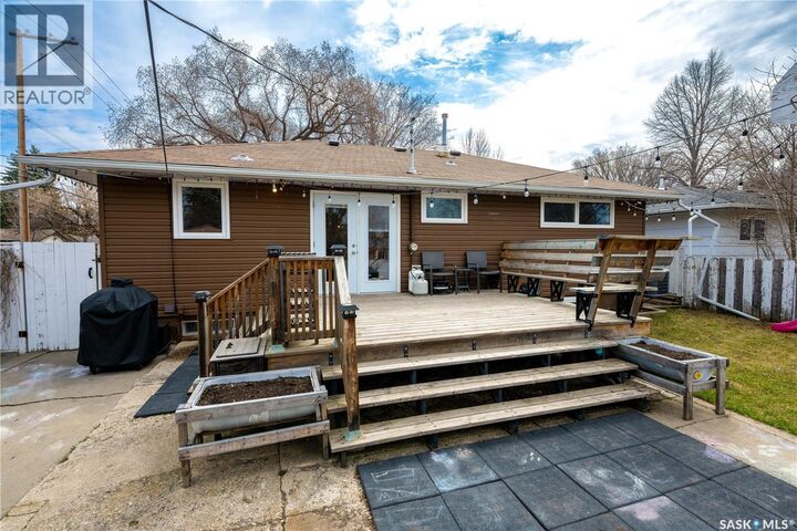 Property Photo:  2406 Irvine Avenue  SK S7J 2A8 