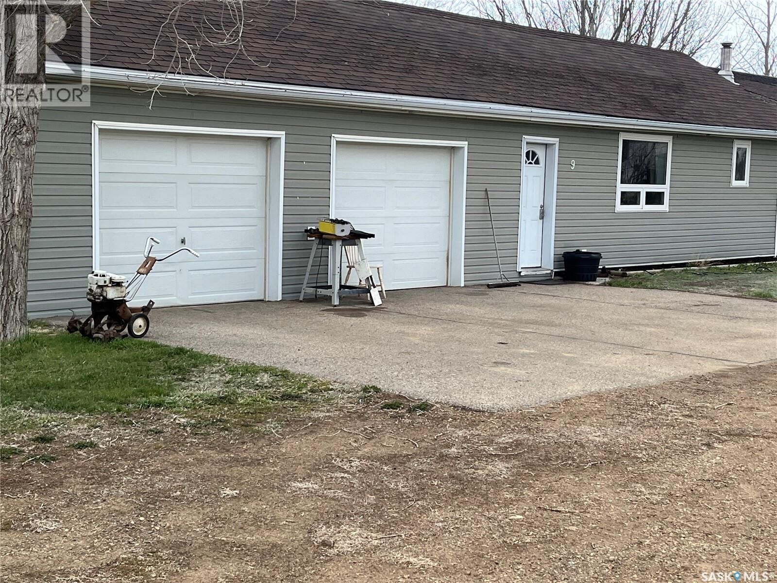 Property Photo:  9 2nd Street E  SK S0H 4K0 