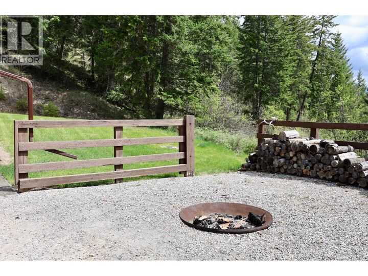 Photo de la propriété:  4905 Castledale View Estates Road Road  BC V0A 1L0 