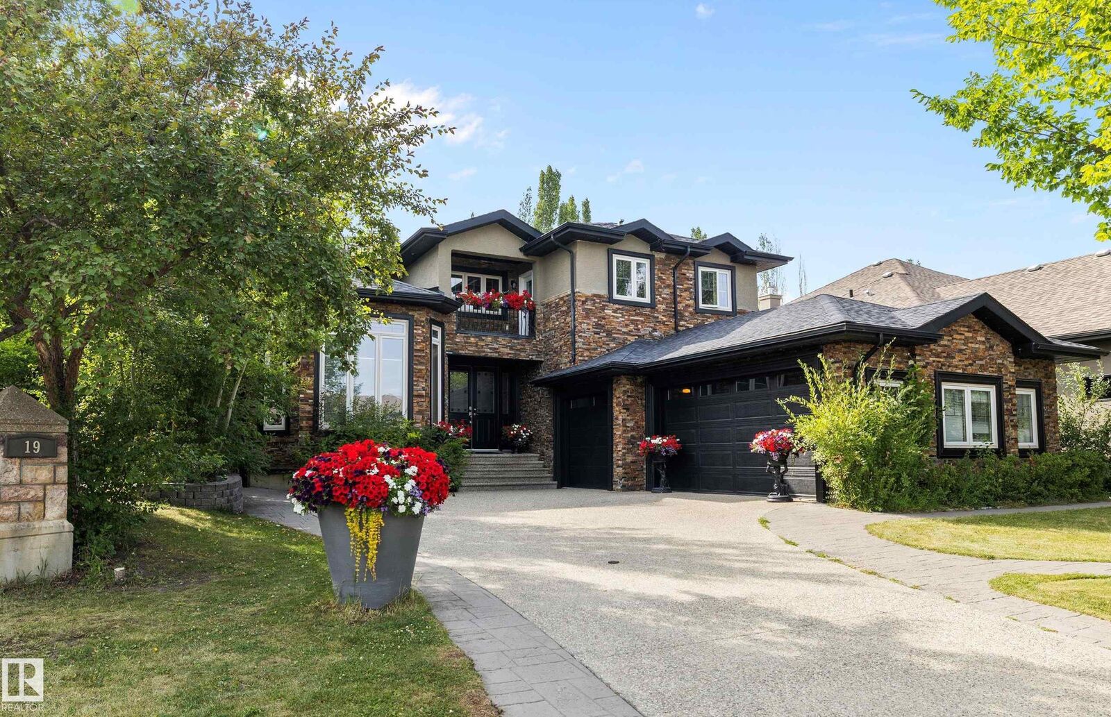Property Photo:  19 Oak Point  AB T8N 7H2 