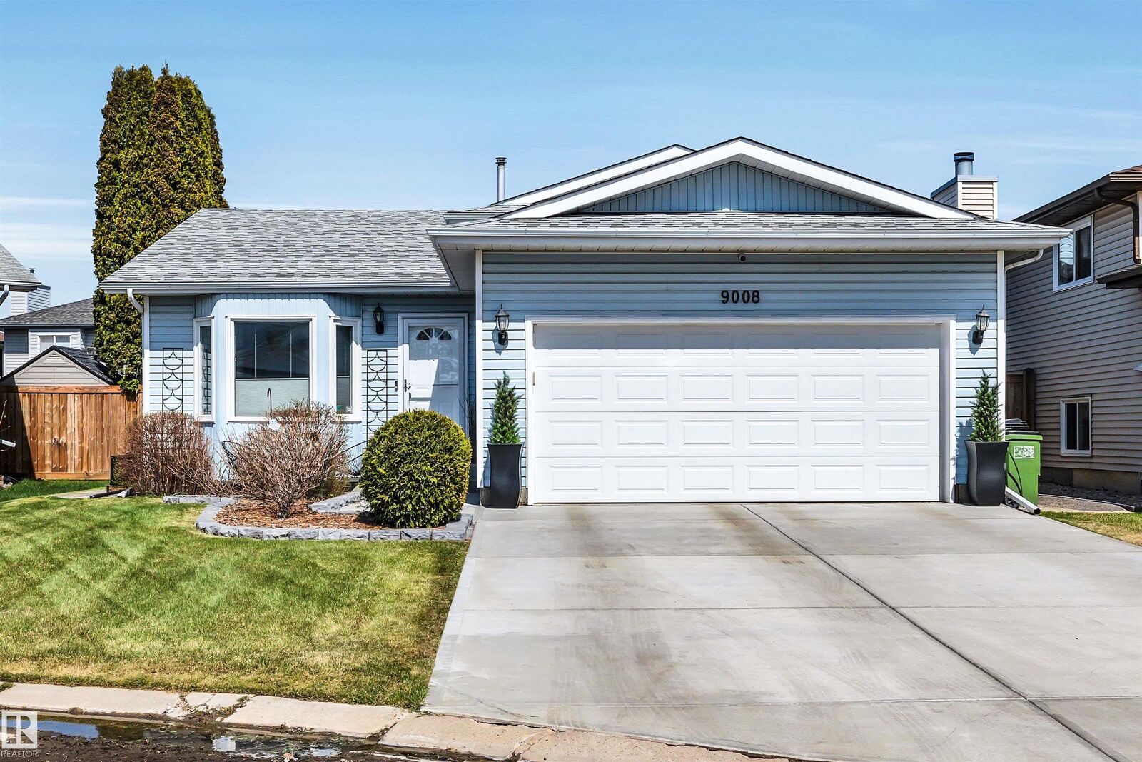 Property Photo:  9008 169A Avenue NW  AB T5Z 2X5 