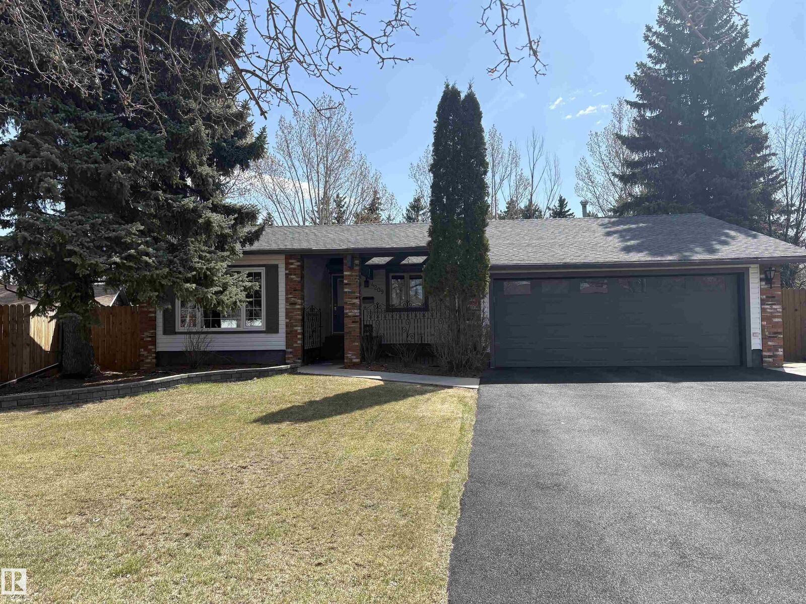 Property Photo:  4209 63 Street  AB T4V 2W3 