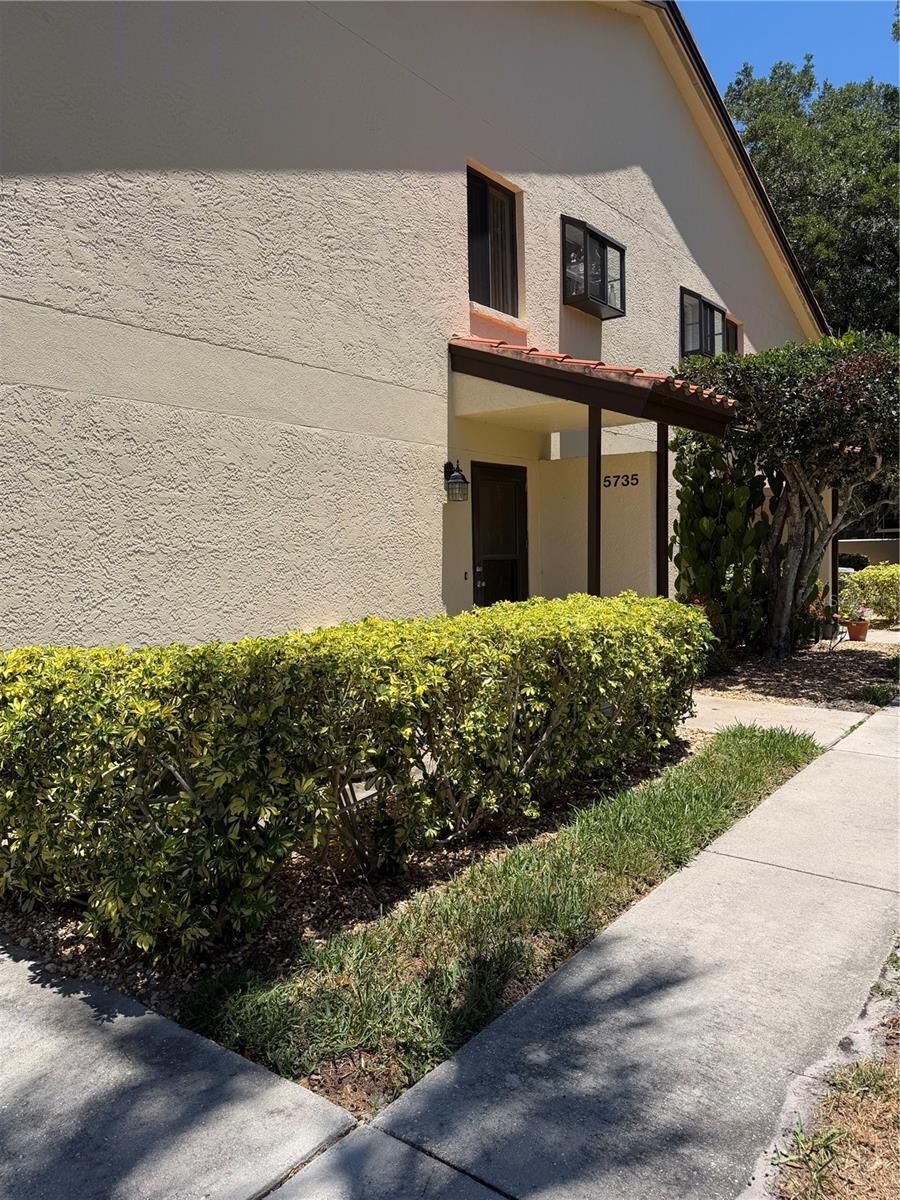 Property Photo:  5735 Gardens Drive 5735  FL 34243 