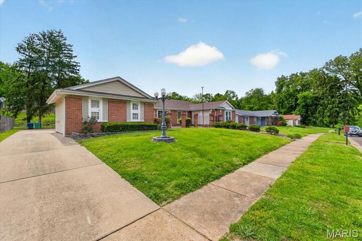 Property Photo:  5 Blossomwood Court  MO 63033 