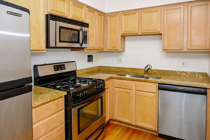 Property Photo:  1415 W Lunt Avenue 408  IL 60626 
