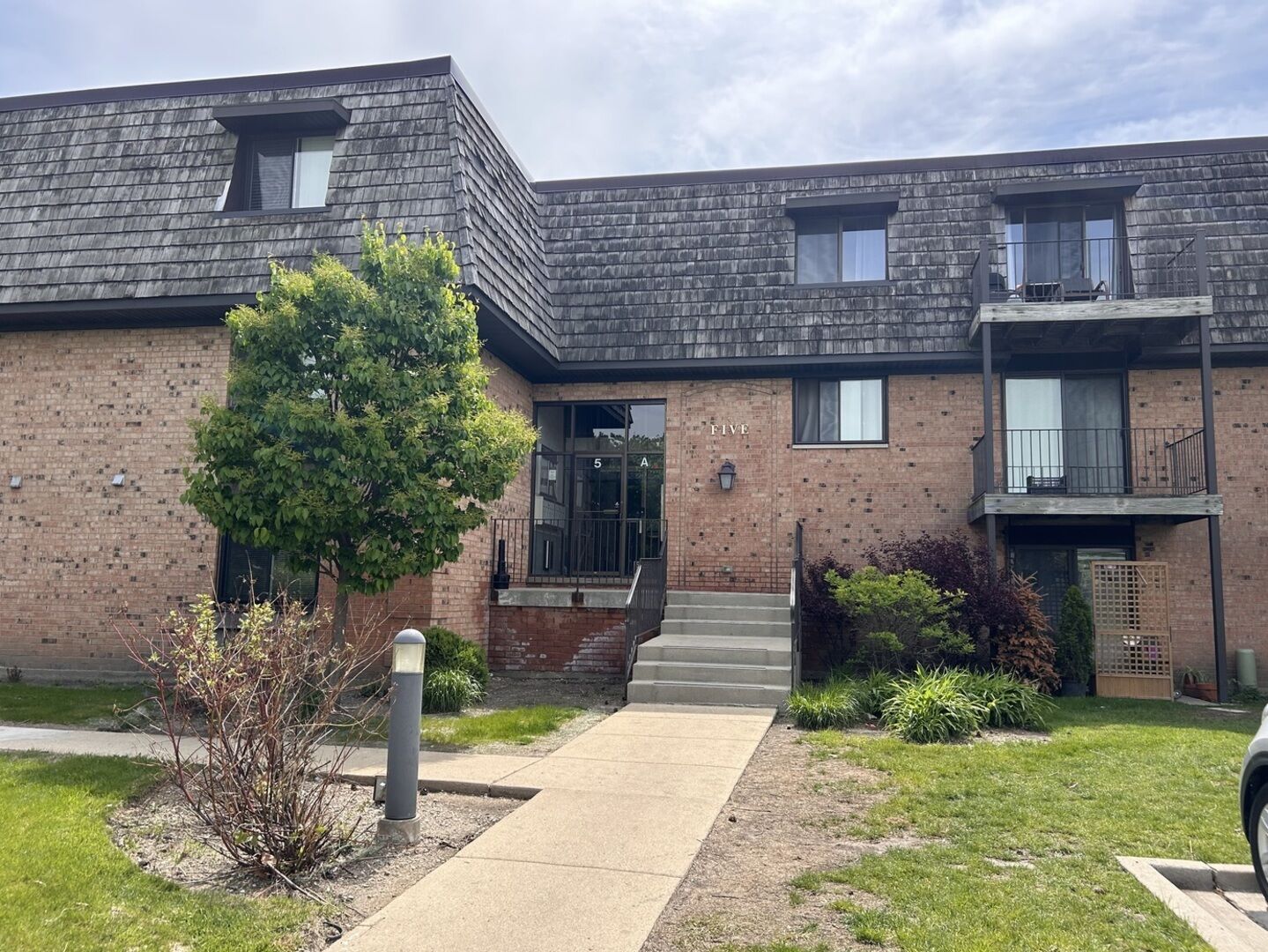 Property Photo: 5 Oak Creek Drive 3109 IL 60089