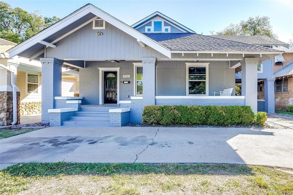 Property Photo: 2921 S Jennings Avenue TX 76110