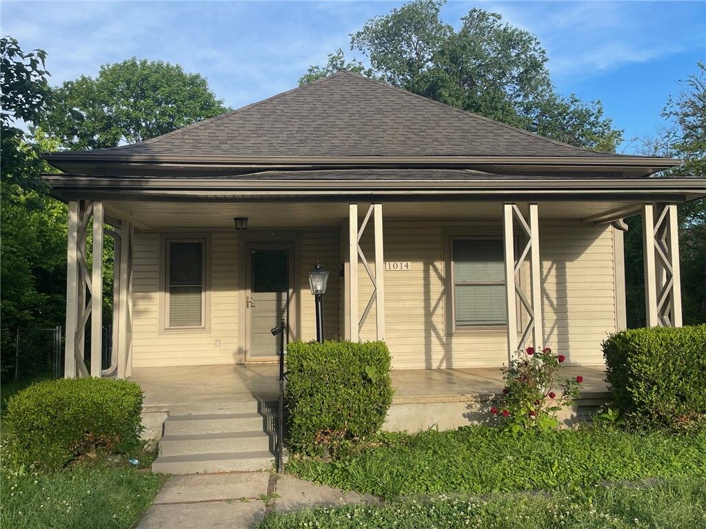Property Photo:  1014 S B Street  AR 72756 