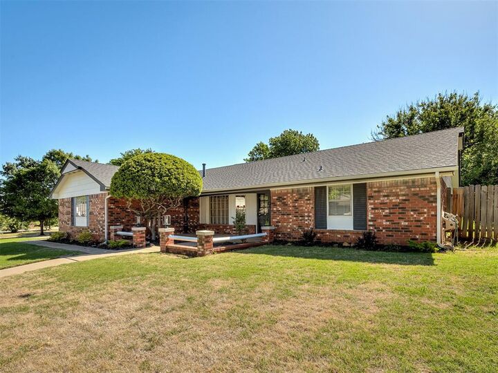 Property Photo:  9216 Sutton Place  OK 73132 