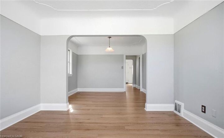 Property Photo: 542 Walmer Road Upper ON L8H 3E6