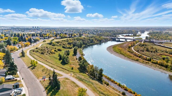 Property Photo:  124 Lynnbrook Road SE  AB T2C 1S6 