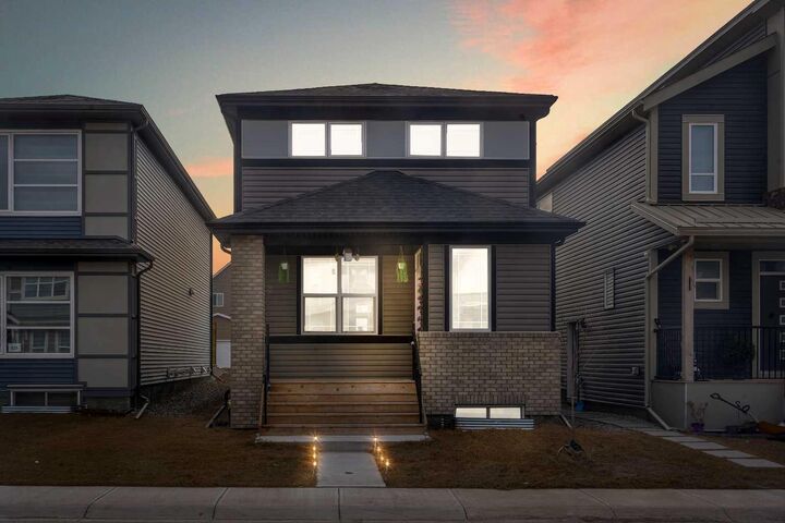 Property Photo:  521 Chinook Winds Gardens SW  AB T4B 5J6 
