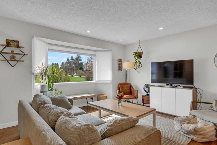 Property Photo:  2728 45 Street SW  AB T3E 3Y4 