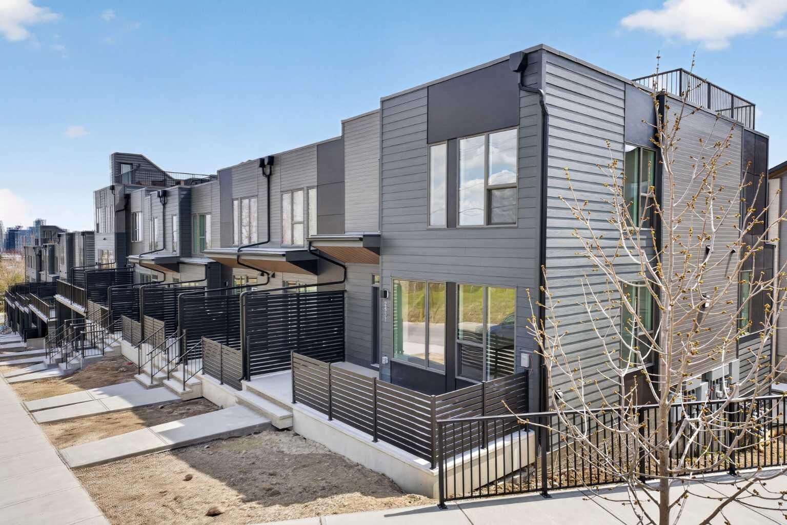 Property Photo:  2537 Sovereign Crescent SW  AB T3C 3Y3 