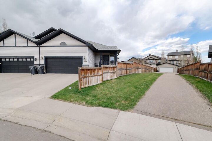 Property Photo:  1936 High Park Circle NW  AB T1V 0C8 