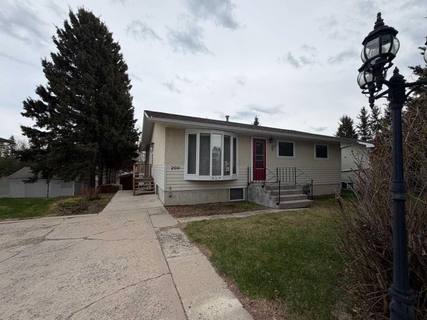 Property Photo:  209 2 Street NE  AB T0M 1X0 