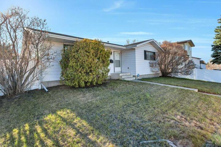 Property Photo:  14 Glendale Boulevard  AB T4P 2P3 