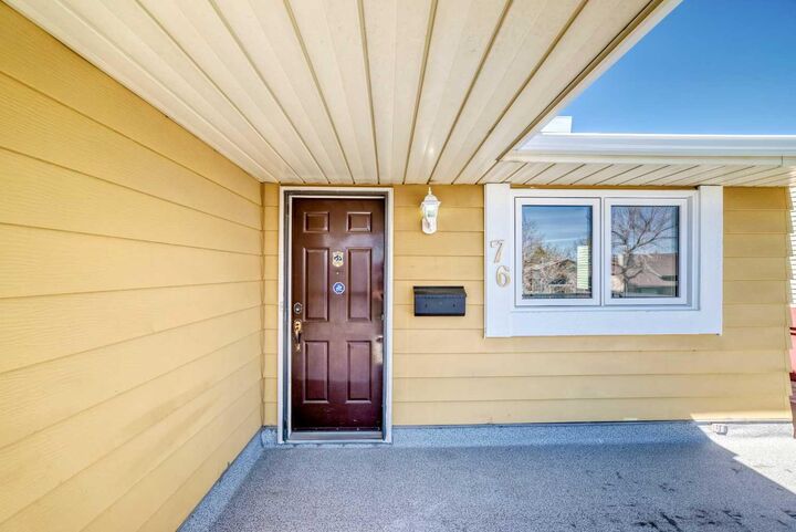 Property Photo:  76 Berkshire Court NW  AB T3K 1Z5 